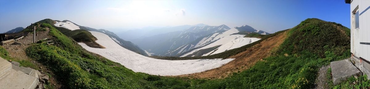 門内小屋の雪渓(残雪期の6月の飯豊連峰)