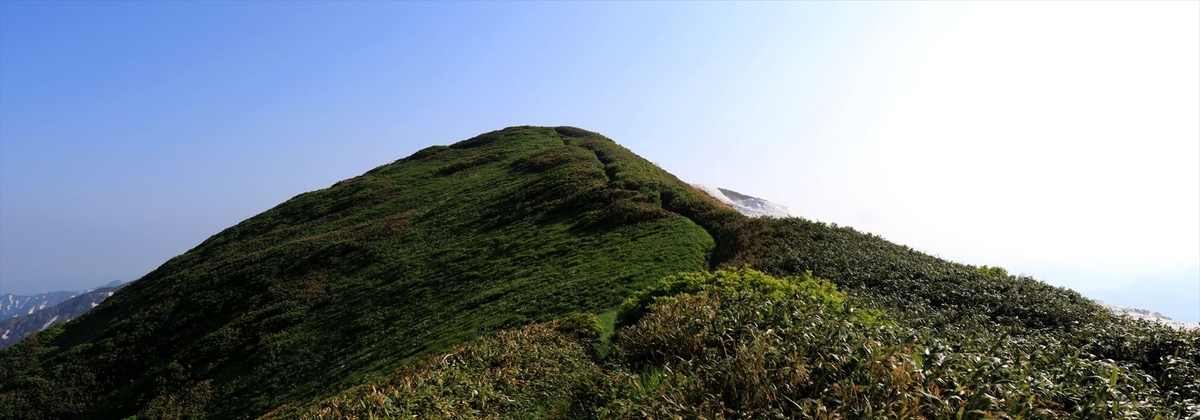 胎内山と扇ノ地神(飯豊連峰の門内小屋)