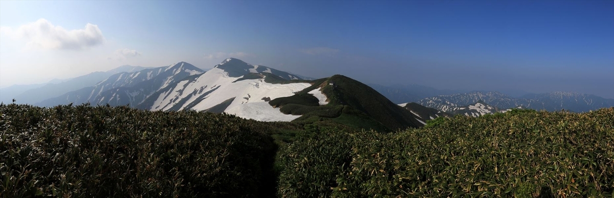 門内岳と北股岳(残雪期の飯豊連峰)