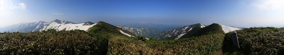 胎内山の展望(6月の残雪期の飯豊連峰)