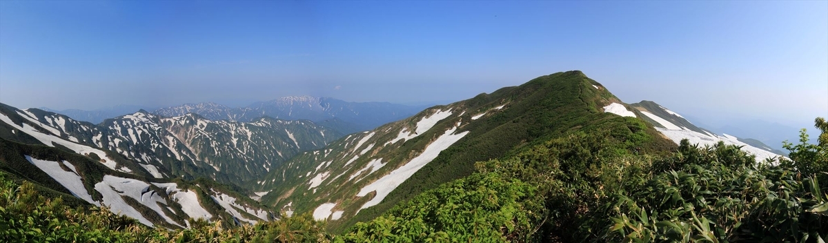 地神山と二王子岳(6月の扇ノ地神の展望)