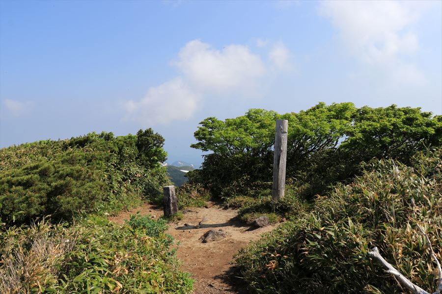 地神山の山頂の看板(飯豊連峰)