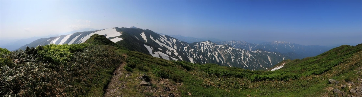 地神山の山頂の展望(残雪期の飯豊連峰)