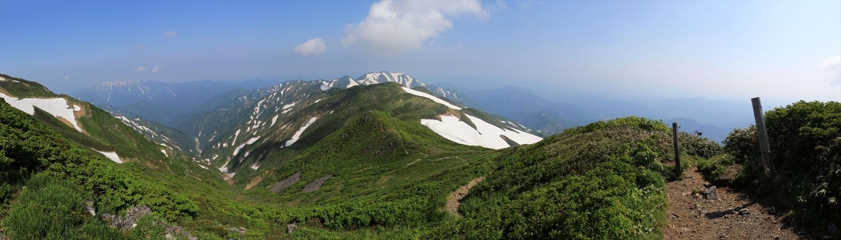地神北峰の展望(残雪期の飯豊連峰)