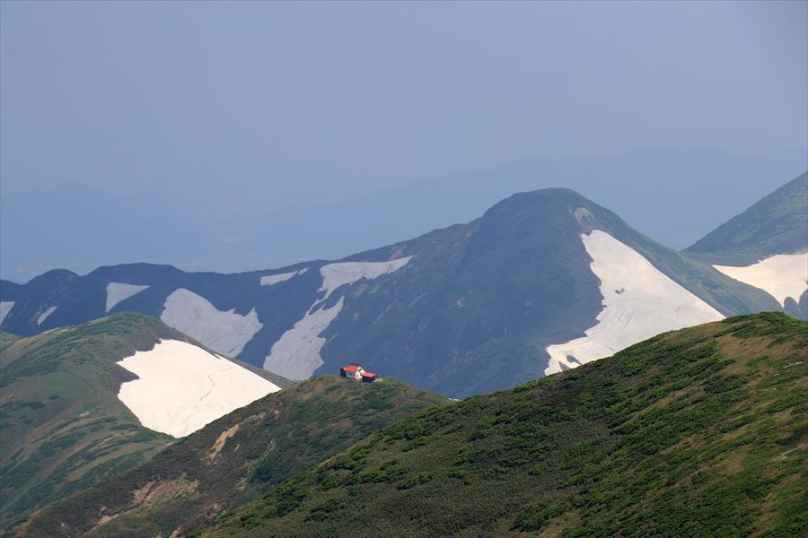 頼母木小屋と鉾立峰の望遠(飯豊連峰の地神北峰)