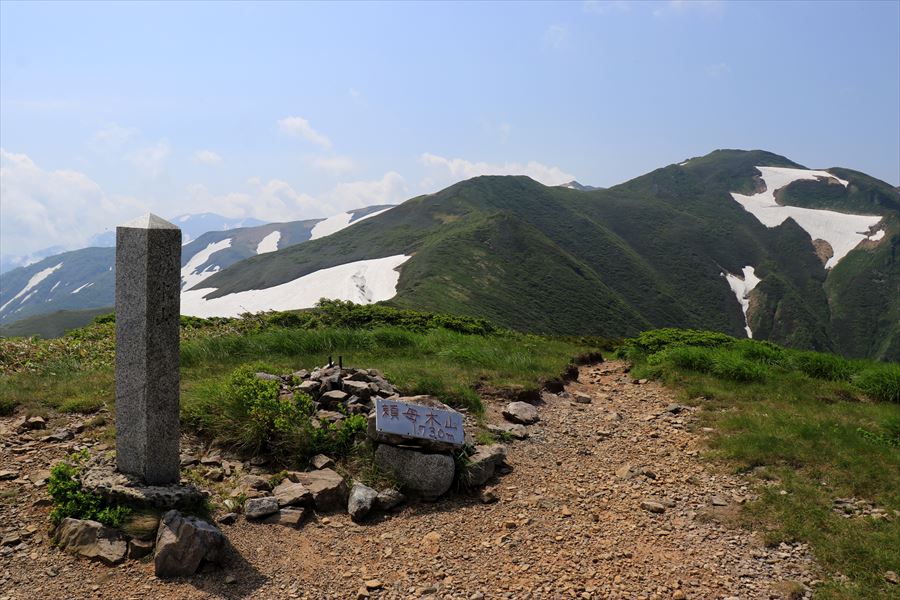 頼母木山の山頂の看板(飯豊連峰)