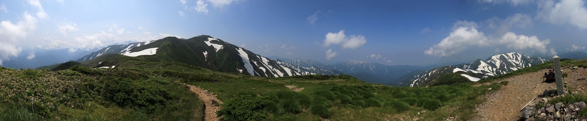 頼母木山の展望(6月の飯豊連峰)