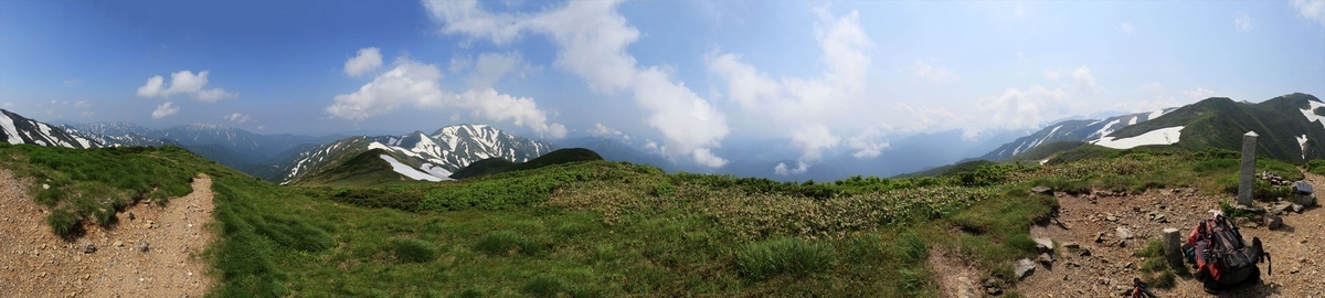 頼母木山の山頂の展望(飯豊連峰)