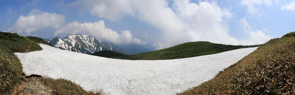 頼母木小屋の雪渓(残雪期の飯豊連峰)