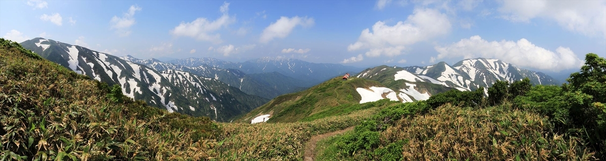 頼母木小屋と杁差岳(残雪期の飯豊連峰)