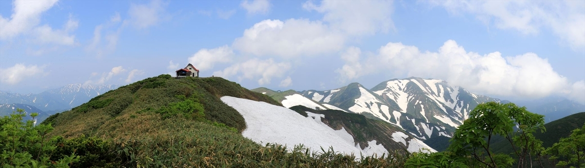 頼母木小屋と杁差岳と鉾立峰(6月の飯豊連峰)