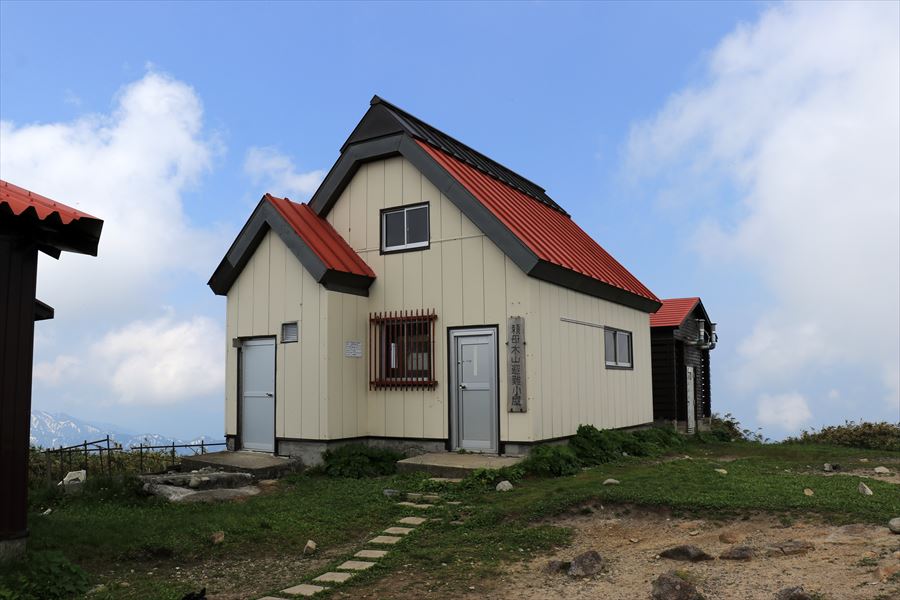 頼母木小屋の建物(飯豊連峰)