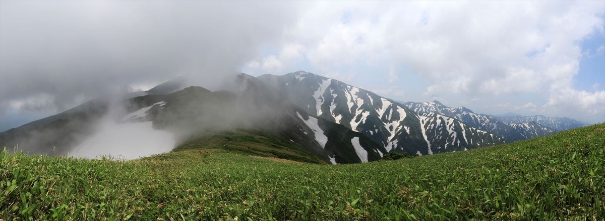 頼母木山と地神山(飯豊連峰の頼母木小屋)