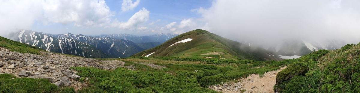 大石山(残雪期の6月の飯豊連峰)
