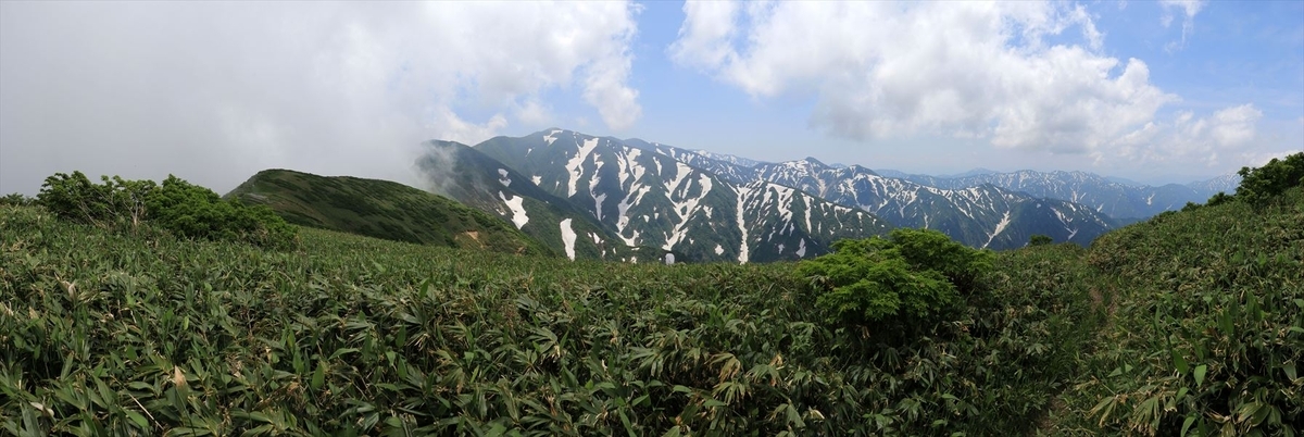 大石山の展望と登山道(飯豊連峰)