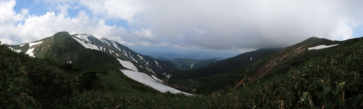 鉾立峰と頼母木山(残雪期の飯豊連峰)