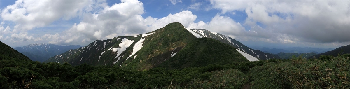 杁差岳と鉾立峰(飯豊連峰)