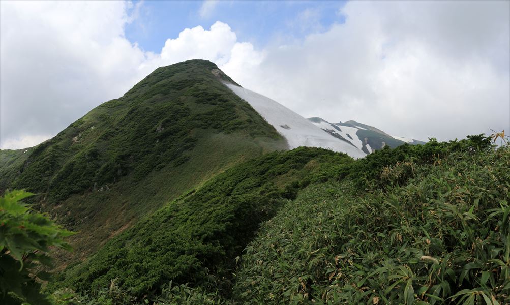 鉾立峰の登り返し(6月の飯豊連峰)