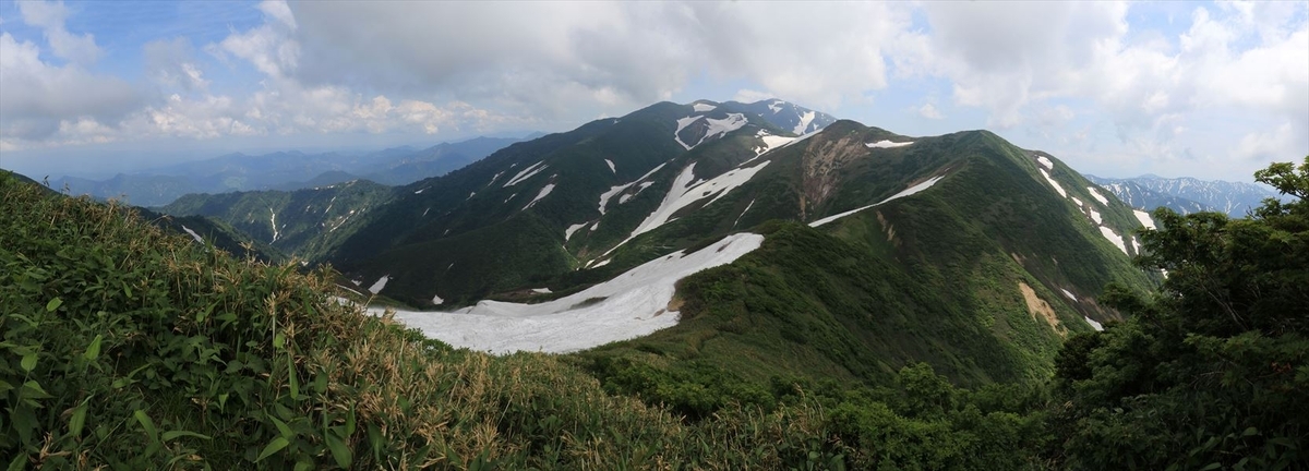 地神山と頼母木小屋(鉾立峰の望遠)