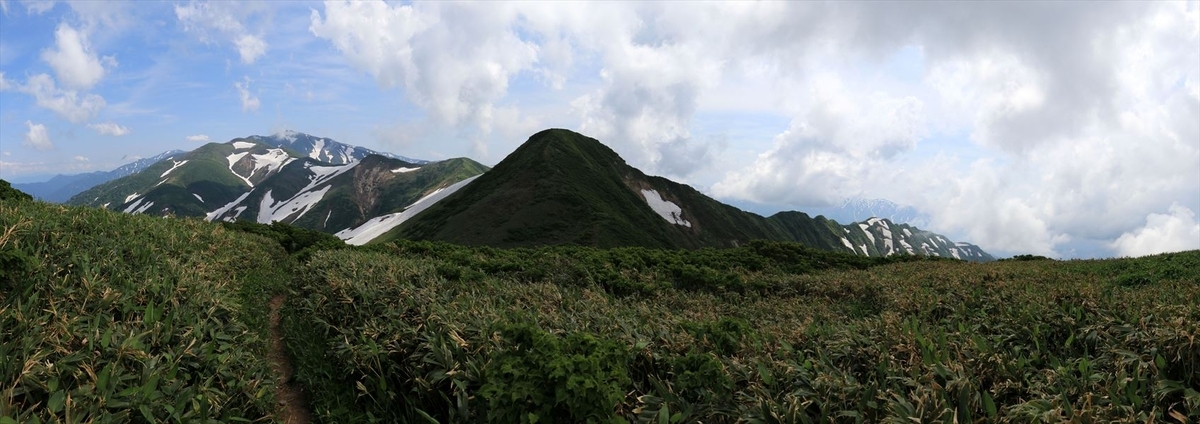 鉾立峰と飯豊連峰(杁差岳の展望)