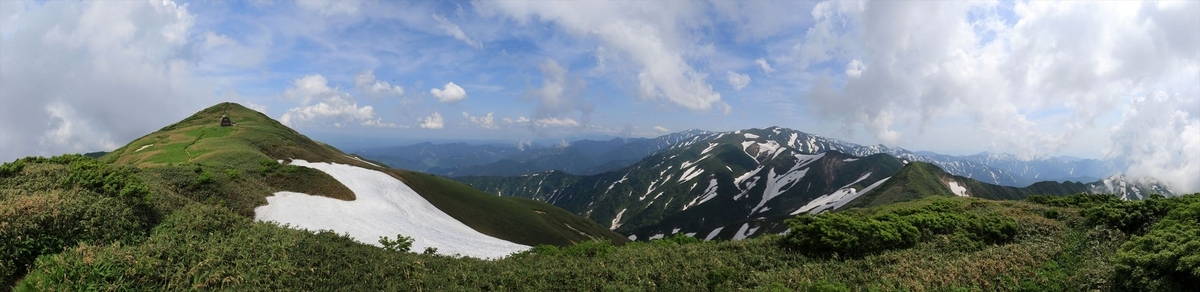 朳差岳と鉾立峰(残雪期の飯豊連峰)
