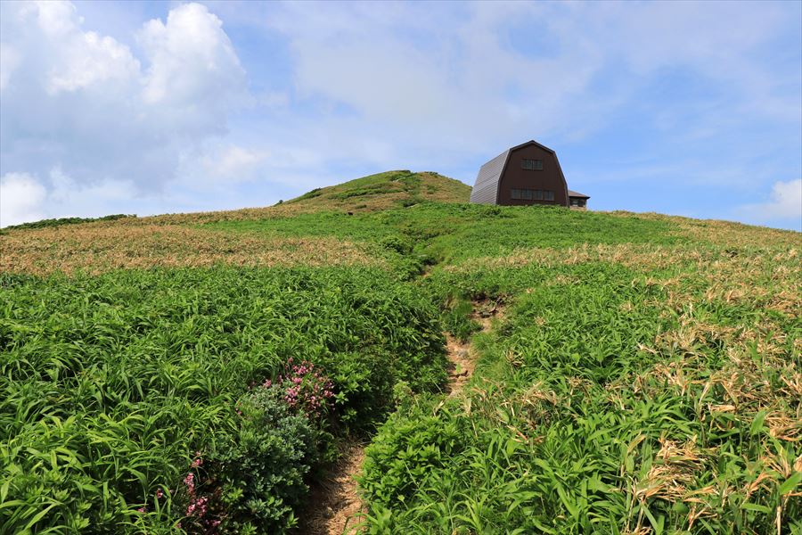 朳差岳と杁差小屋(6月の飯豊連峰)