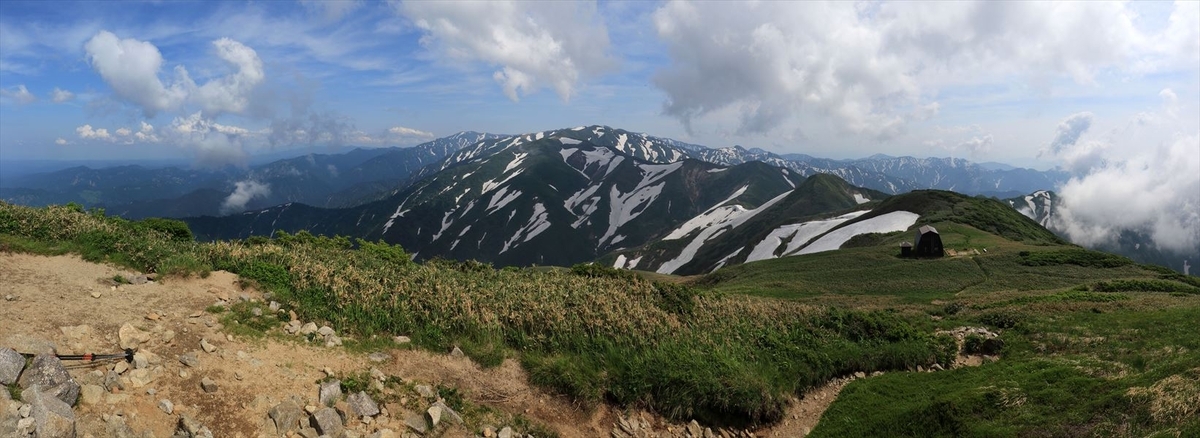 杁差岳の山頂の展望(6月の飯豊連峰)