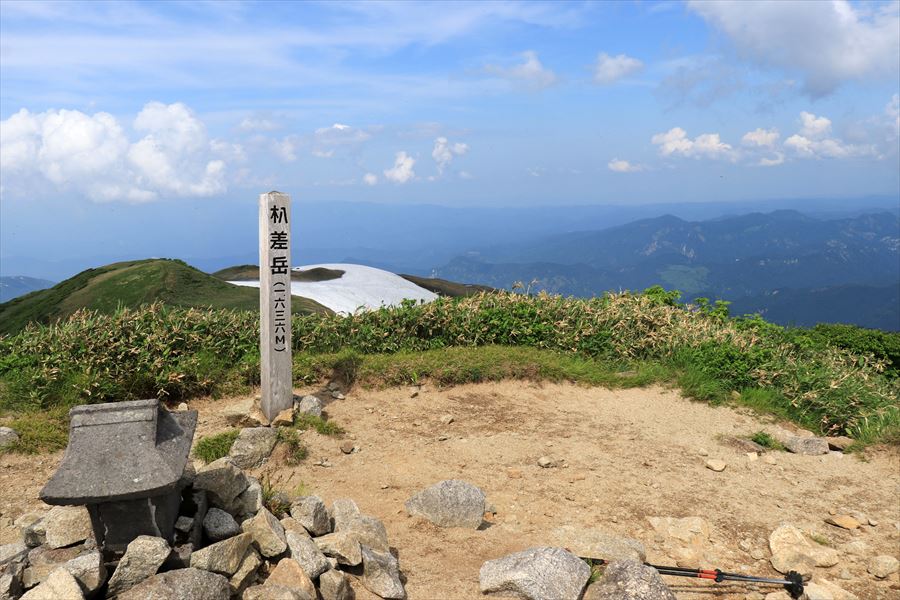 杁差岳の山頂の看板(飯豊連峰)
