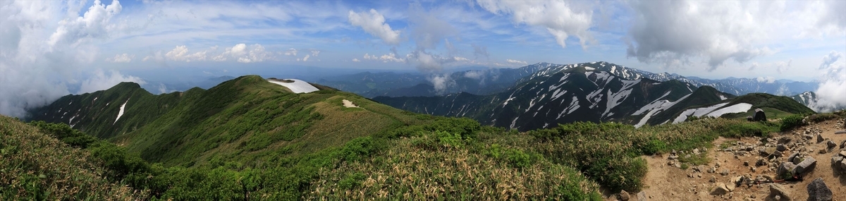 飯豊連峰と権内尾根(杁差岳の展望)