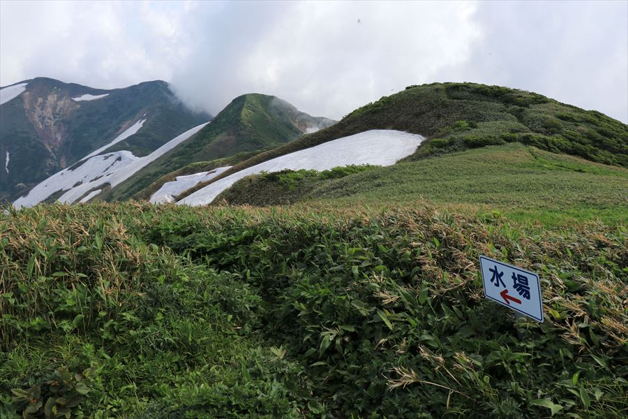 杁差小屋の水場の入口