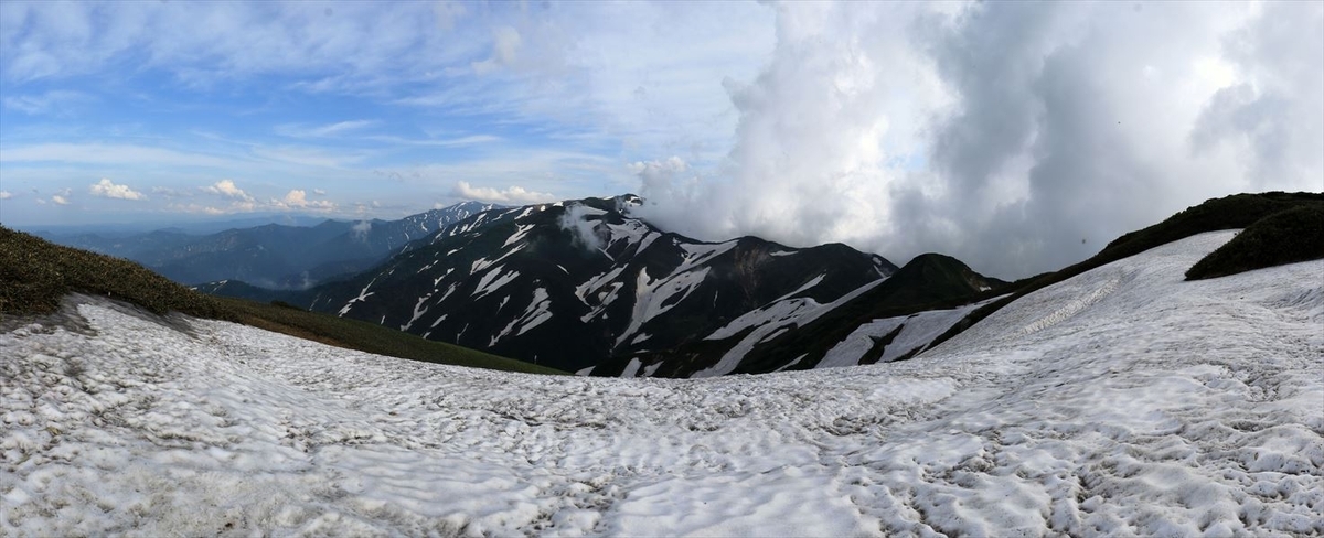 杁差小屋の水場の雪渓(飯豊連峰の杁差岳)