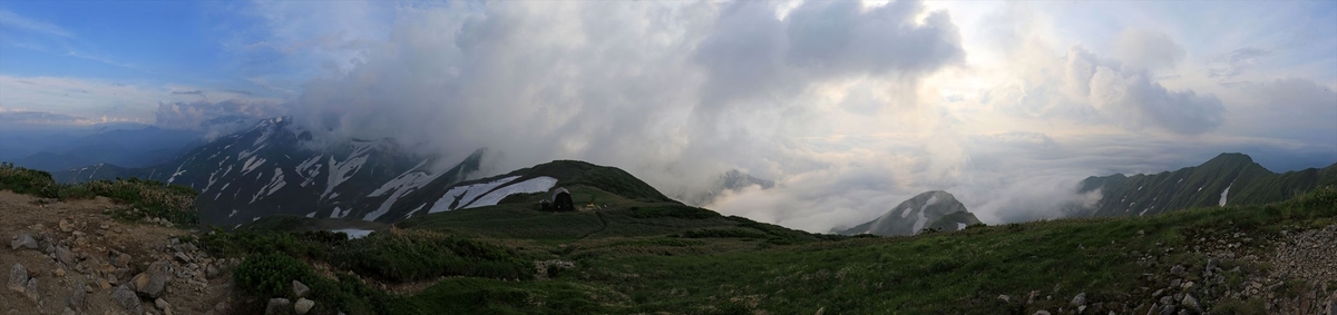杁差岳の山頂の展望(夕方の飯豊連峰)