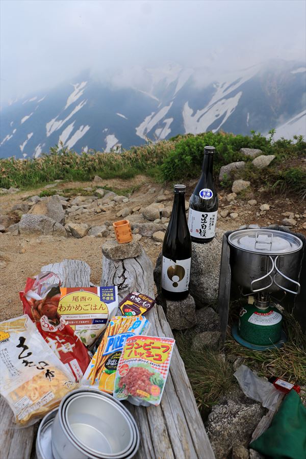 杁差岳の山頂の食事と日本酒(飯豊連峰)