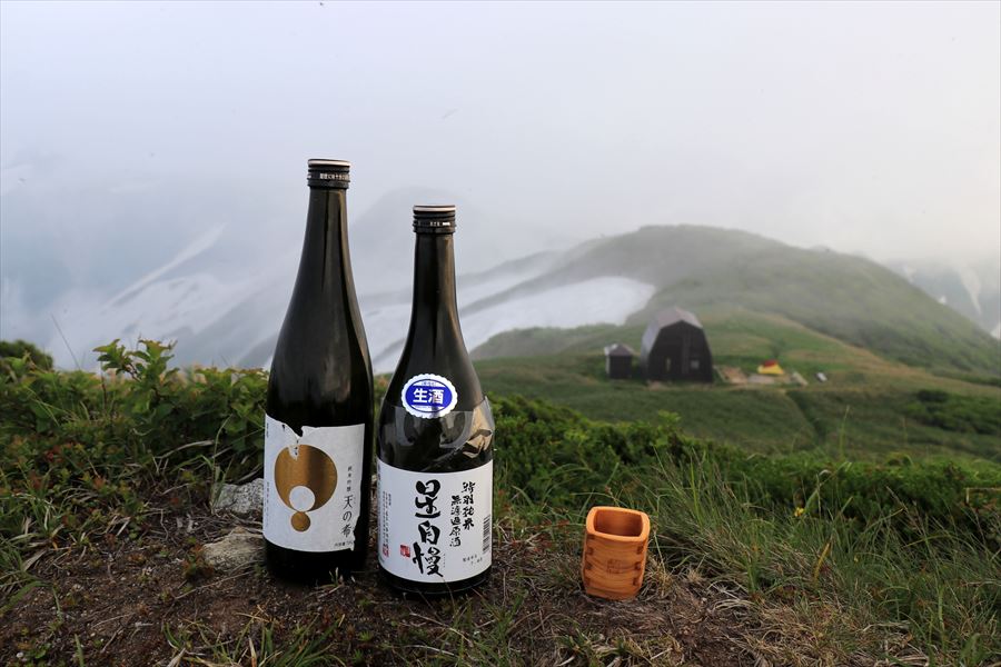 杁差小屋と日本酒(飯豊連峰の杁差岳)