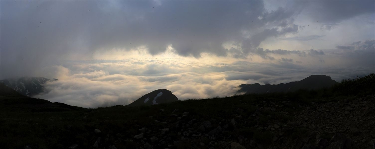 飯豊連峰の雲海(杁差岳の展望)