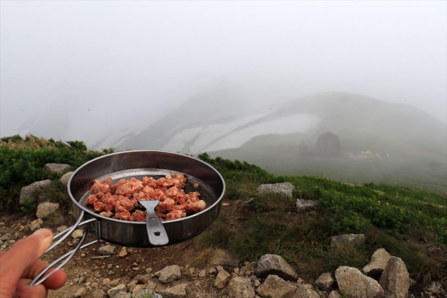 杁差小屋と焼肉(飯豊連峰の杁差岳)