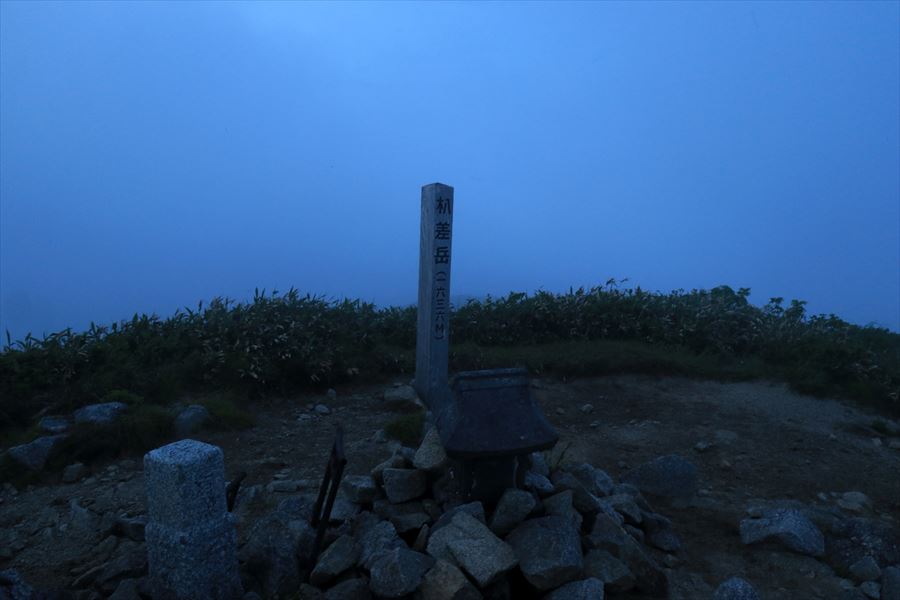 杁差岳の山頂(夜の飯豊連峰)