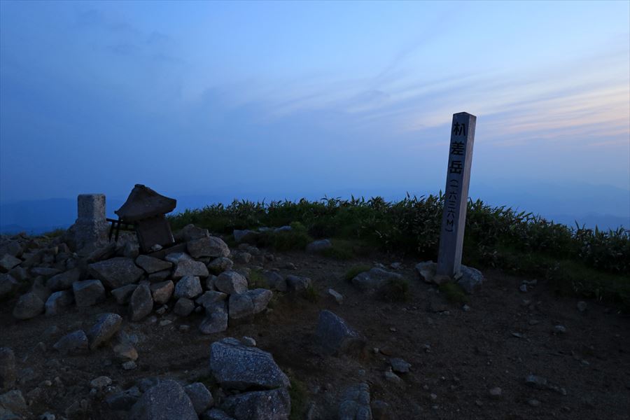 未明の杁差岳の山頂(飯豊連峰)
