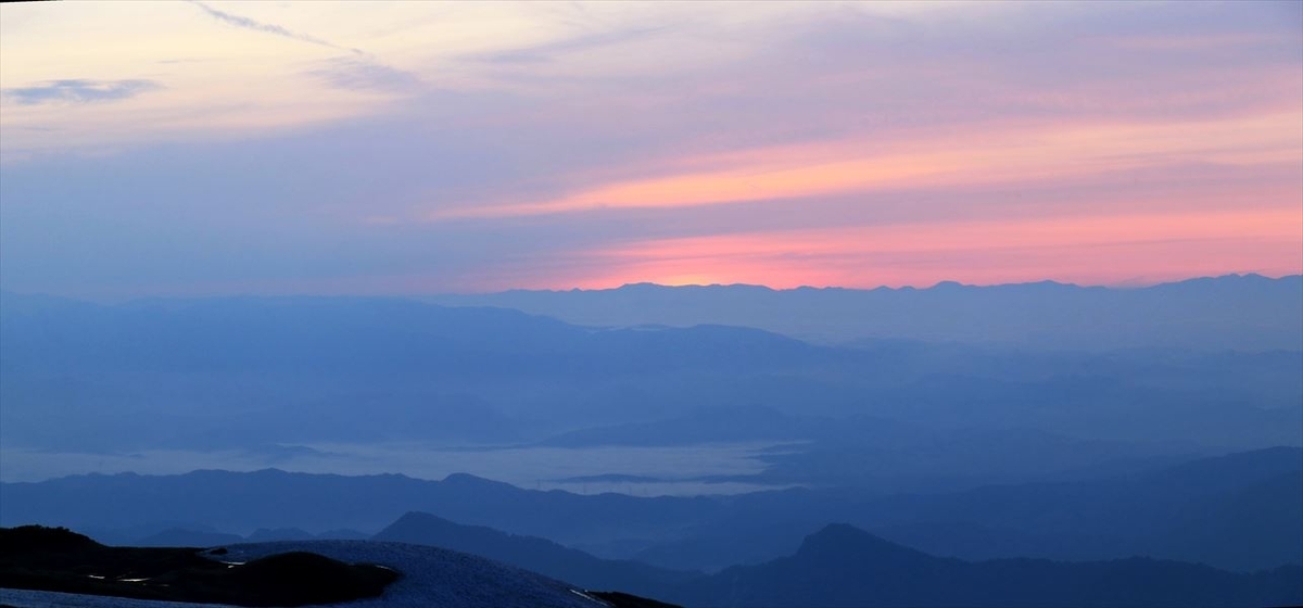 船形山(飯豊連峰の杁差岳の朝焼け)