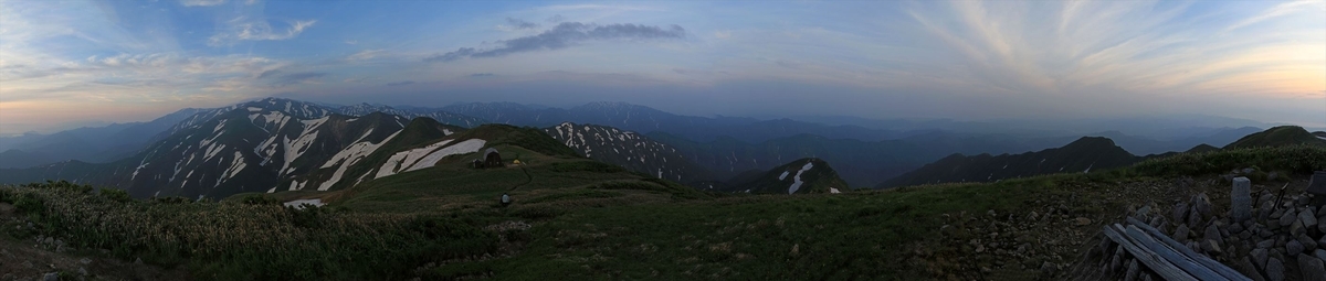 朝の杁差岳の山頂の展望(飯豊連峰)