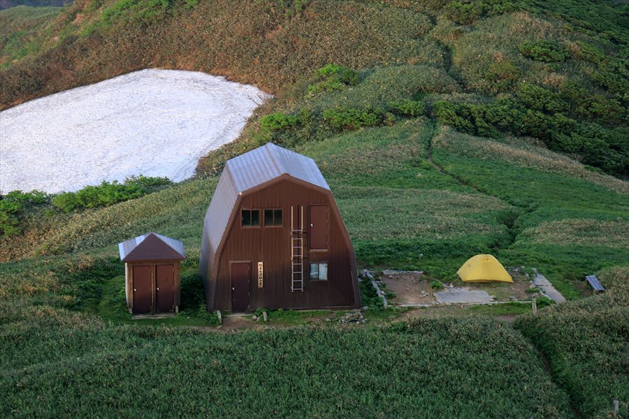 朝の杁差小屋とテント場(飯豊連峰の杁差岳)