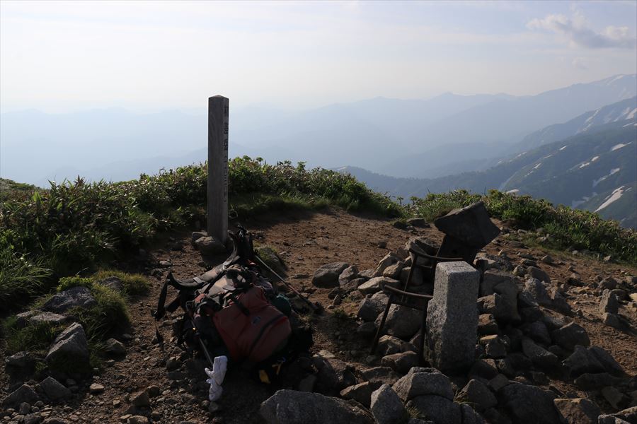 朝の杁差岳の山頂の看板