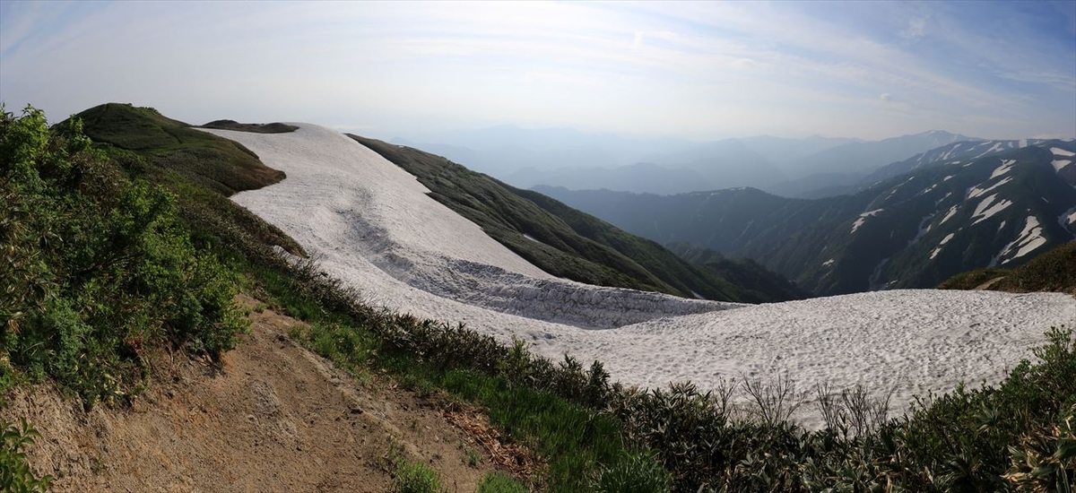 杁差岳と長者平の雪渓