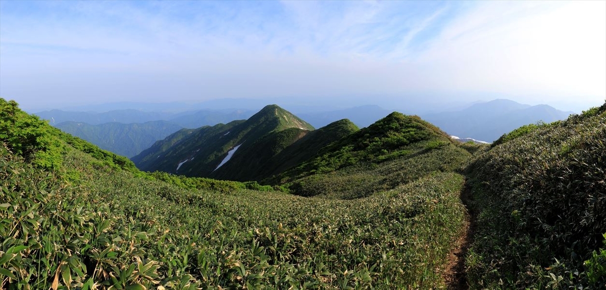 前杁差岳と権内尾根(6月の飯豊連峰)