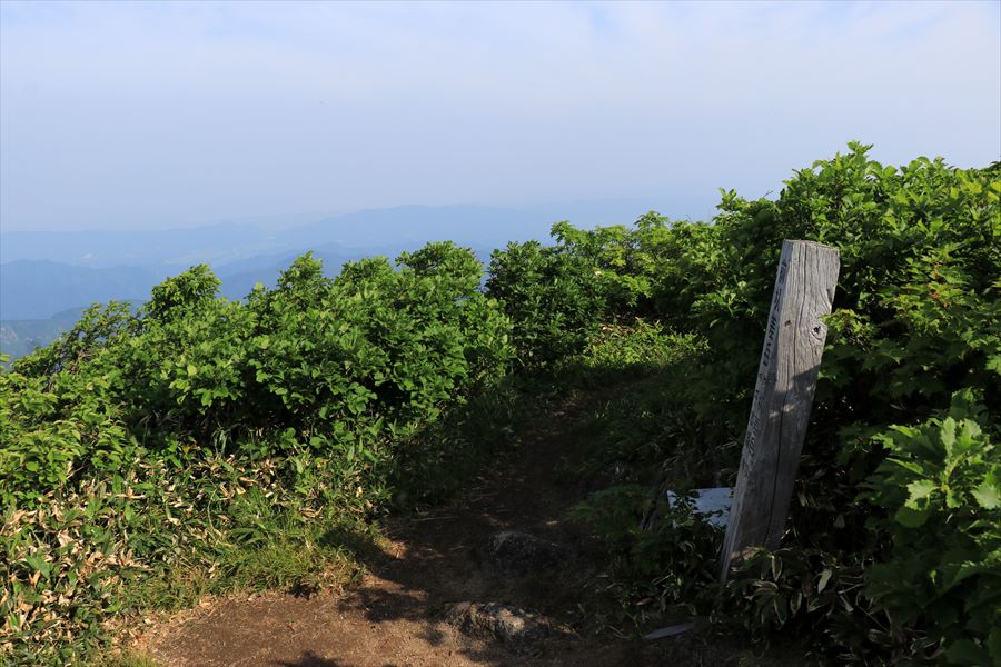 前杁差岳の山頂の看板(飯豊連峰)