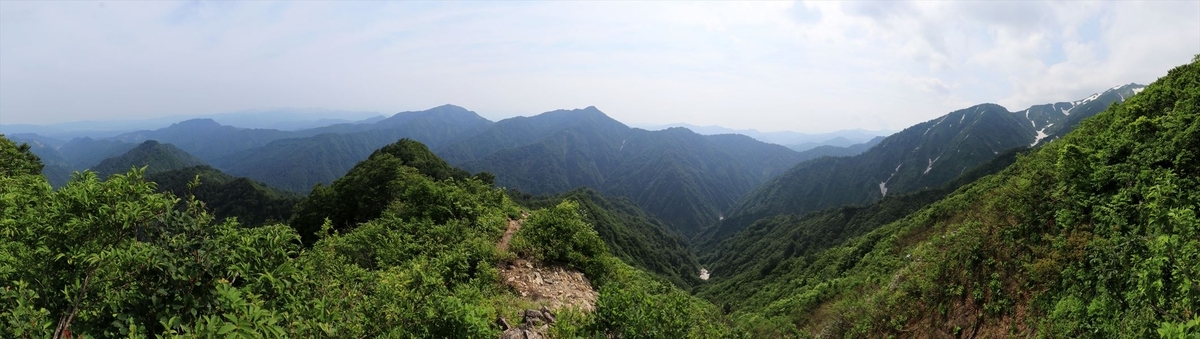 権内ノ峰とカモス峰(飯豊連峰の権内尾根)