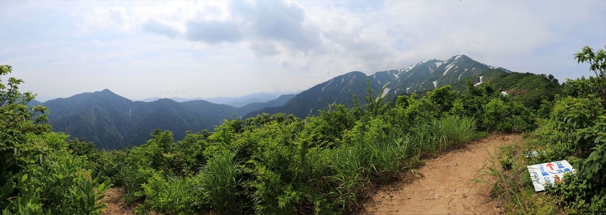 権内ノ峰の山頂の展望(6月の飯豊連峰)