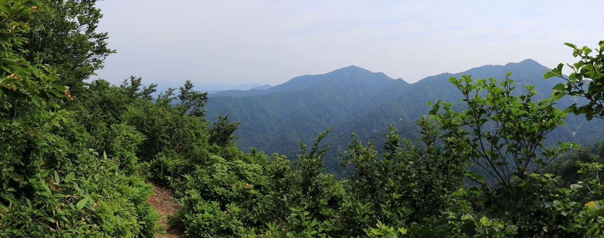 カモス峰の展望(飯豊連峰の権内尾根)