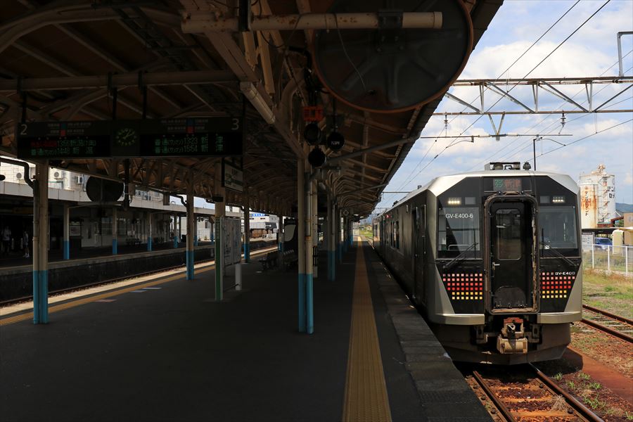 新発田駅のホームのGV-E400系気動車