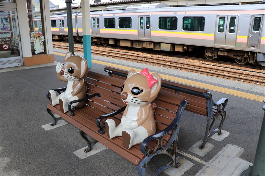 新津駅のホームのベンチのリス